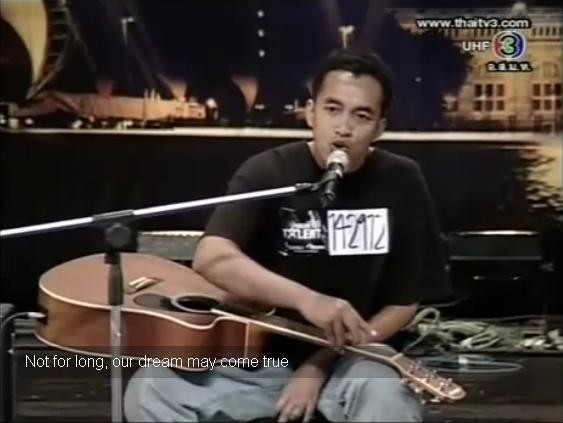 Somsak Hemran, 29 tuổi chơi đàn guitar bằng một tay và giọng ca truyền cảm của anh khiến nhiều người xúc động.